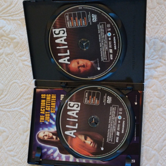 Alias the Complete first Season Six Video Disc Set Featuring Jennifer Gardner - Picture 6 of 12